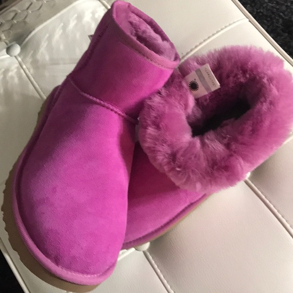 Women’s UGG Classic Mini - Picture 3 of 4